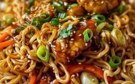 Gebratene Nudeln mit Hähnchenfleisch