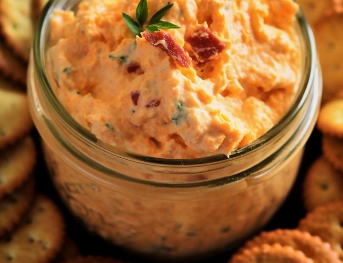 Cremiger Käse-Dip mit gerösteter Paprika – Der Star jeder Party