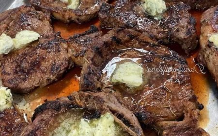 Ultimativer Leitfaden zum Kochen köstlicher Ribeye-Steaks mit Kräuterbutter