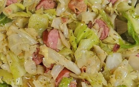 Gebratener Kohl mit Speck, Zwiebeln und Knoblauch