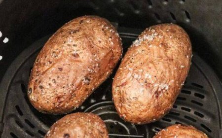 Rezept für die Zubereitung köstlicher und einfacher Pellkartoffeln in einer Heißluftfritteuse.