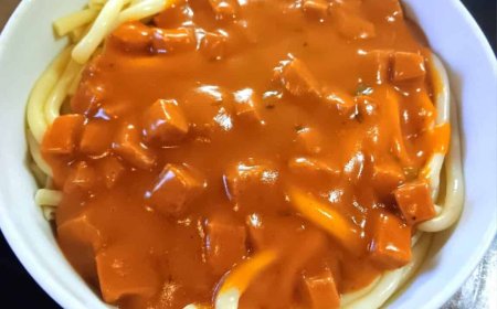 Makkaroni mit Tomatensoße und Jagdwurst