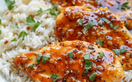 Hähnchenbrust mit Honig und Knoblauch auf Reis