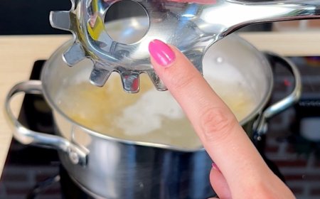 Warum Ihr Pastalöffel in der Mitte ein Loch hat – und es ist genial!