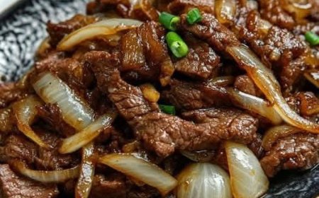 Karamellisiertes Rindfleisch mit Zwiebeln und Sojasauce