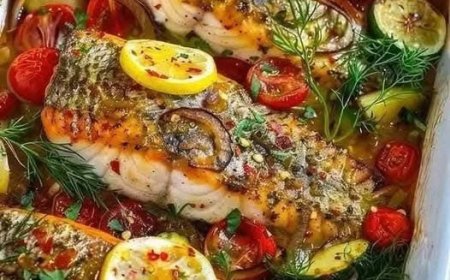 Aromatischer mediterraner gebackener Fisch: Ein frischer und gesunder Genuss