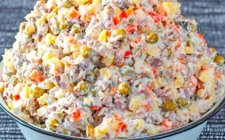 Oliviersalat: Das leckere und cremige Rezept für einen Kartoffelsalat