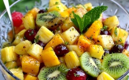 Exotischer Obstsalat mit leichtem Sirup, aromatisiert mit Vanille und Limette