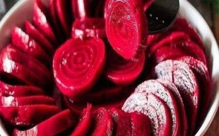 Köstlicher Rote-Bete- und Zitronensaft reinigt den Darm und fördert die Gewichtsabnahme