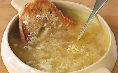 Traditionelle Zwiebelsuppe: ein gemütlicher Klassiker zum Abendessen