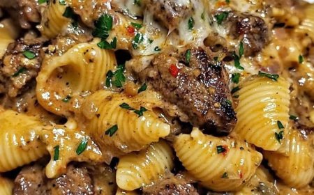 Ein 30 Minuten Abendessen: Zartes, angebratenes Steak in Knoblauch-Kräuterbutter mit Muschelnudeln in einer cremigen Parmesansauce