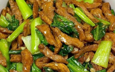 Gebratenes Fleisch mit Pak Choi