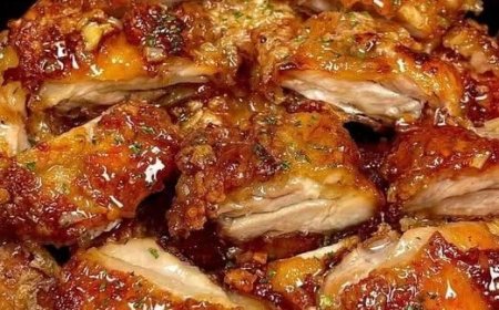 Knusprige Hähnchenstücke mit Honig und Knoblauch