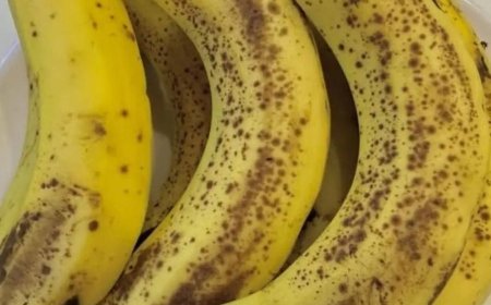 Ärzte enthüllen, dass der Verzehr von Bananen am Abend zu … führt. Siehe unten.