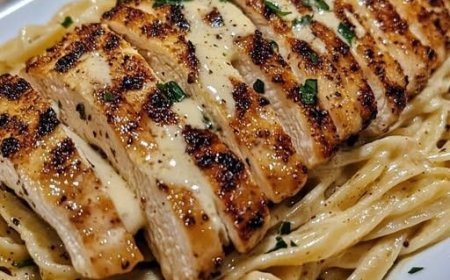 Knoblauchbutter Hähnchen mit cremiger Ricotta Alfredo Linguine
