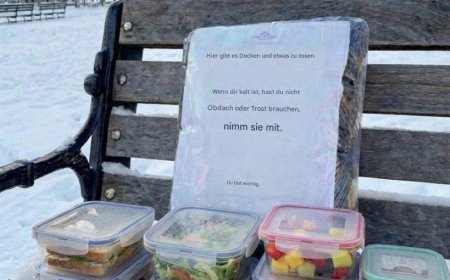 Ein armer, alleinerziehender Vater von drei Kindern hinterließ Decken und Essen auf einer Bank für Obdachlose