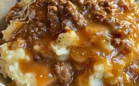 Hausgemachtes Kartoffelpüree mit herzhafter Rindfleischsoße