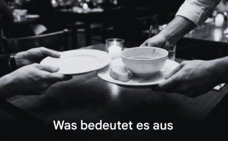 Was die Psychologie darüber verrät, wenn jemand dem Kellner beim Abräumen des Tisches hilft.