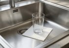 Der Trick mit dem Glas im Spülbecken: Warum Sie ihn vor dem Verlassen des Hauses unbedingt anwenden sollten