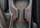 Wozu dient der seltsame Abstand zwischen den Getränkehaltern im Auto