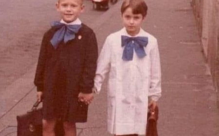 Auf dem Foto sind sie noch Klassenkameraden, jetzt sind sie superberühmt:
