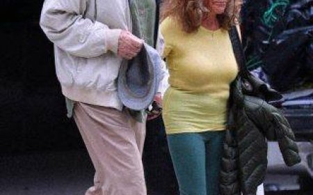 Der legendäre Schauspieler genießt einen Spaziergang mit seiner Frau!
