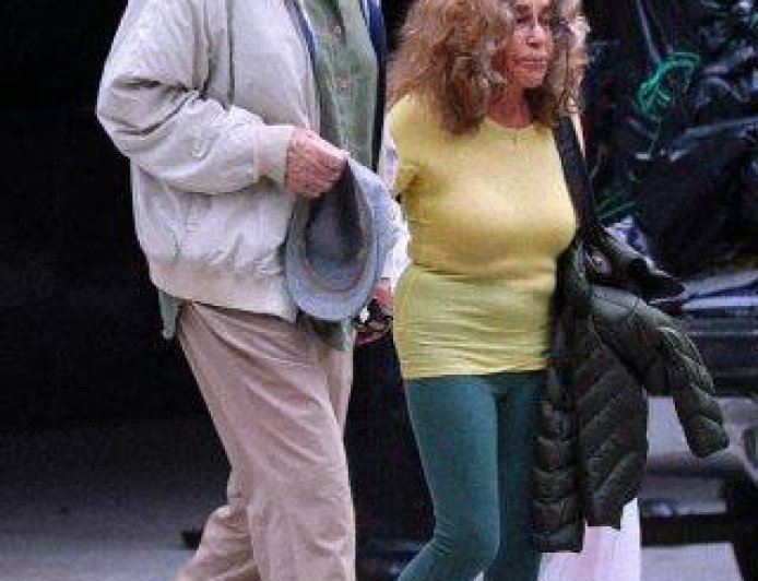 Der legendäre Schauspieler genießt einen Spaziergang mit seiner Frau!