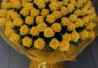 Ich habe 100 gelbe Rosen bekommen, während mein Mann auf Geschäftsreise war – wegen der Anzahl der Blumen habe ich die Polizei gerufen