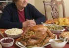 Die Familie einer älteren Frau hat sie an Thanksgiving allein gelassen – gerade als sie die Hoffnung verlor, klopfte jemand an