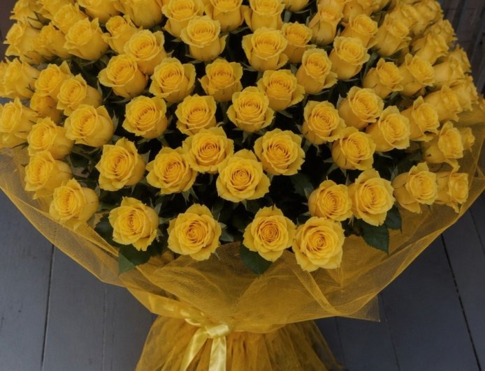 Ich habe 100 gelbe Rosen bekommen, während mein Mann auf Geschäftsreise war – wegen der Anzahl der Blumen habe ich die Polizei gerufen
