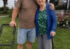 Acht Jahre lang habe ich den Rasen meiner betagten Nachbarin gemäht – nach ihrer Beerdigung übergab mir ihr Anwalt einen versiegelten Umschlag und sagte: „Sie wusste, dass dieser Ihnen gehörte.“