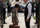 Ein 12-jähriger Junge mit einem alten Koffer behauptete, Teil der Firma zu sein – doch eine unerwartete Enthüllung veränderte plötzlich alles