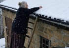 Den ganzen Sommer arbeitete sie an ihrem ungewöhnlichen Dach – im Winter verstanden die Nachbarn warum