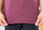 Kleine Löcher im T-Shirt: Warum sie immer an derselben Stelle entstehen