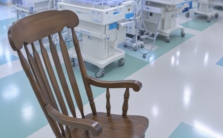 Der riesige Radfahrer saß bei dem Baby, das niemand besuchte, als eine Krankenschwester bemerkte, was auf seinem Handgelenk geschrieben stand.