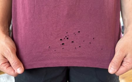 Kleine Löcher im T-Shirt: Warum sie immer an derselben Stelle entstehen