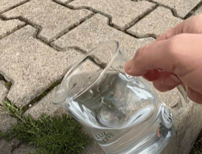 Gießen Sie diese Mischung über Ihre Pflastersteine.