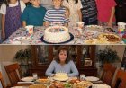 Zu meinem 60. Geburtstag wartete ich vier Stunden auf meine sechs Kinder – dann klopfte plötzlich ein Polizist an meine Tür