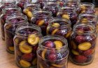 Pflaumen, ohne Wasser und Zucker konserviert: Sie schmecken auch im Winter wie frisch!