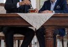 Mein Vater bat mich, unter dem Tisch zu warten – zehn Minuten später erfuhr ich die Wahrheit über meine 12-jährige Ehe