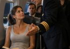 Der Pilot befiehlt einer bescheidenen Frau, ihren Sitz zu wechseln