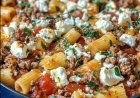 Kritharaki-Auflauf mit würzigem Hackfleisch, Tomaten und Feta