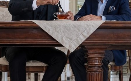 Mein Vater bat mich, unter dem Tisch zu warten – zehn Minuten später erfuhr ich die Wahrheit über meine 12-jährige Ehe