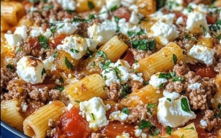 Kritharaki-Auflauf mit würzigem Hackfleisch, Tomaten und Feta