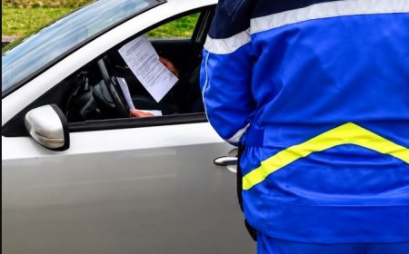 Neue Regel ab 2026: Diese alltägliche Geste könnte für Autofahrer Folgen haben