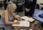 Der BMW-Verkäufer lachte sie aus, bis er herausfand, wer sie wirklich war.
