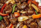 Schneller als im chinesischen Restaurant und tausendmal schmackhafter: Steak mit Zwiebeln und Paprika!