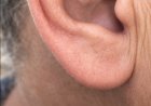 Warum wachsen Haare an den Ohren? Das sind die möglichen Ursachen.