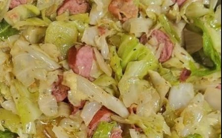 Gebratener Kohl mit Speck, Zwiebeln und Knoblauch – einfach, herzhaft und lecker