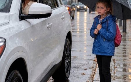 Zwei Jahre lang fuhr ich die Klassenkameradin meiner Tochter zur Schule – doch ein regnerischer Morgen veränderte alles